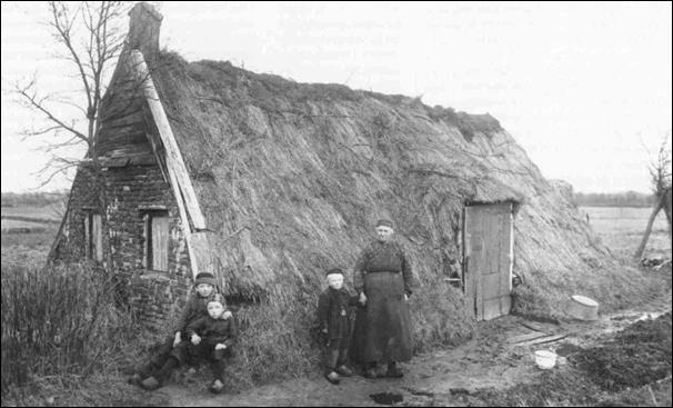 Desperado-kolonie-gezin bij plaggenhut.jpg