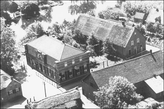 Het café in 1954, met in de tuin de toestellen van gymnastiekvereniging Vridos
